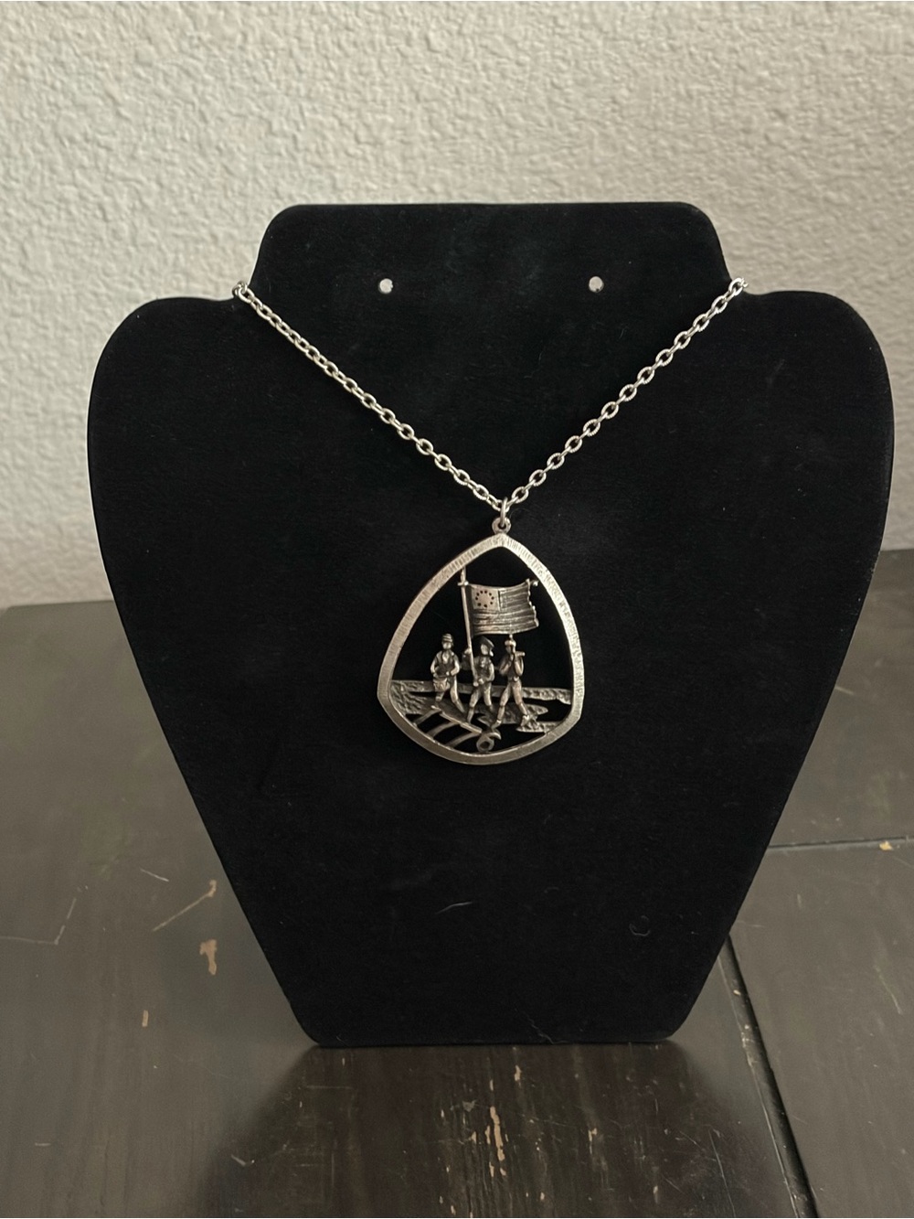 Patriotic American Bicentennial Pewter Flag Bearer with 24in Cable Chain